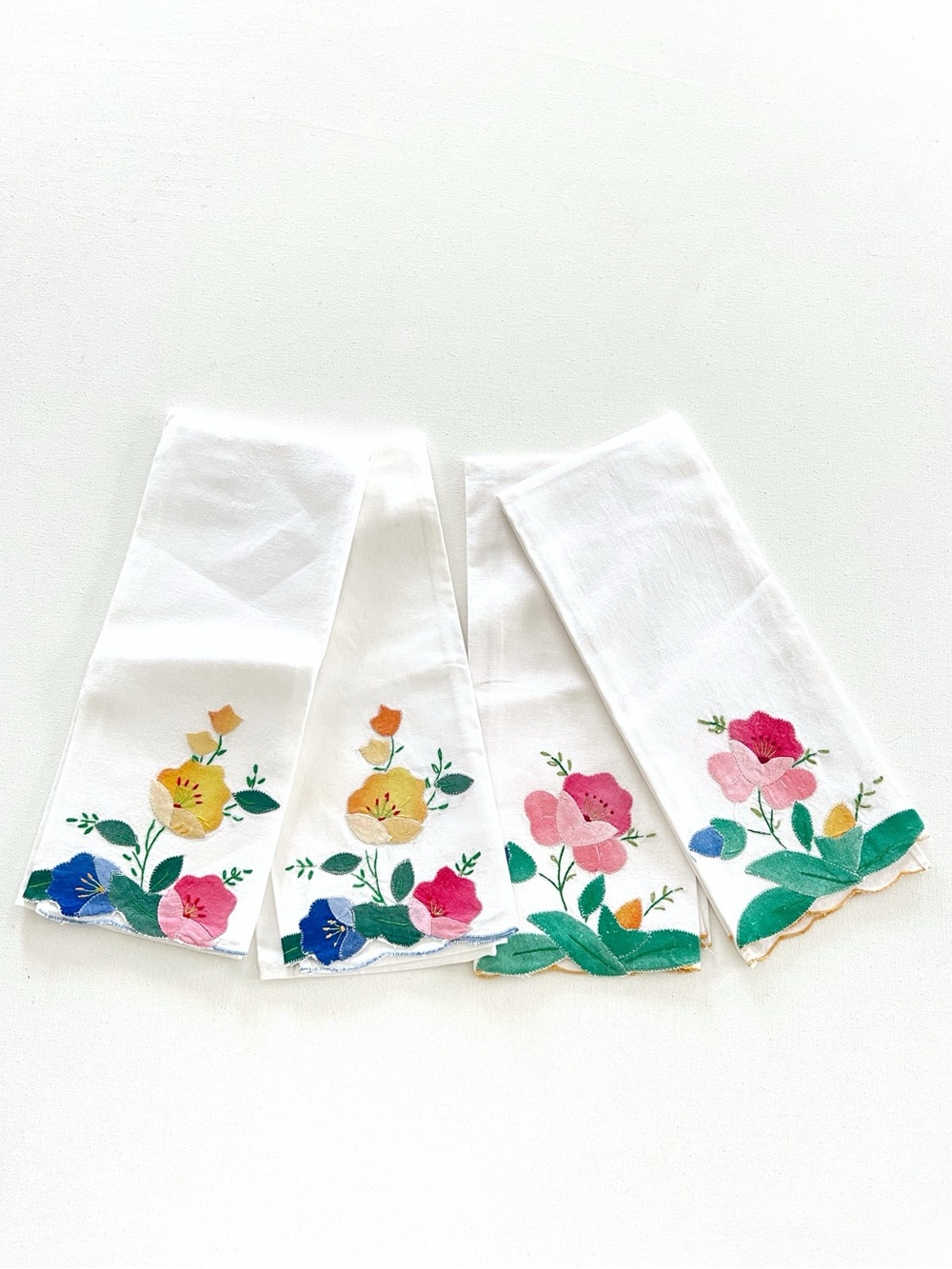 Vintage Hand Towels/Fingertip Towels Appliqué Floral Embroidered Set of 4